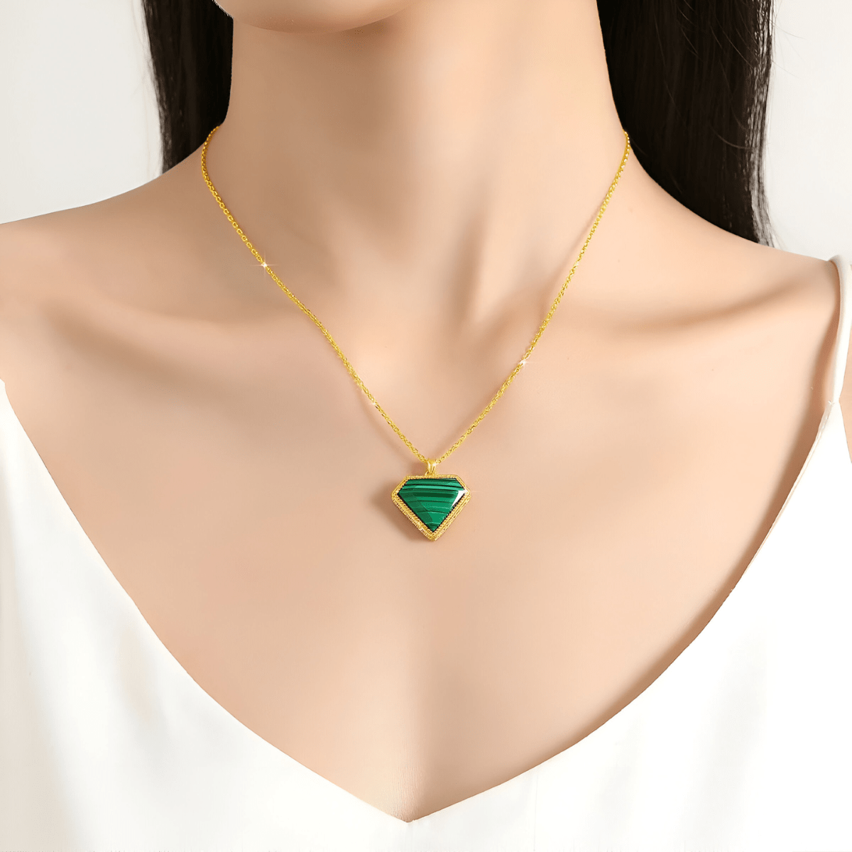 Collier malachite avec pendentif triangle vert serti d’un contour doré sur chaîne fine en or