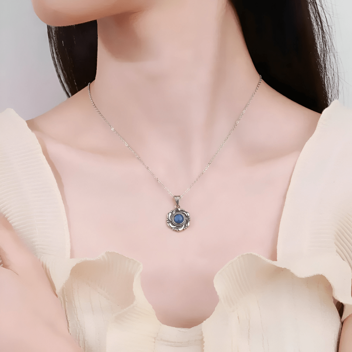 Collier pierre de lune bleue en argent avec pendentif rond serti dans un motif floral vintage