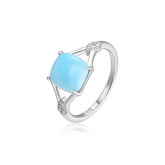 bague aigue marine bleu avec pierre carrée montée sur anneau argenté et détails pavés de petits cristaux