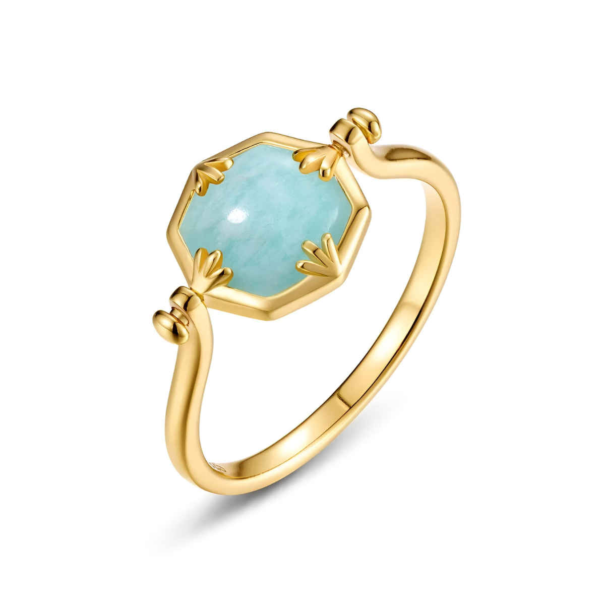Une bague Amazonite Or en or jaune, ornée d’une pierre hexagonale vert pâle et rehaussée de griffes délicates
