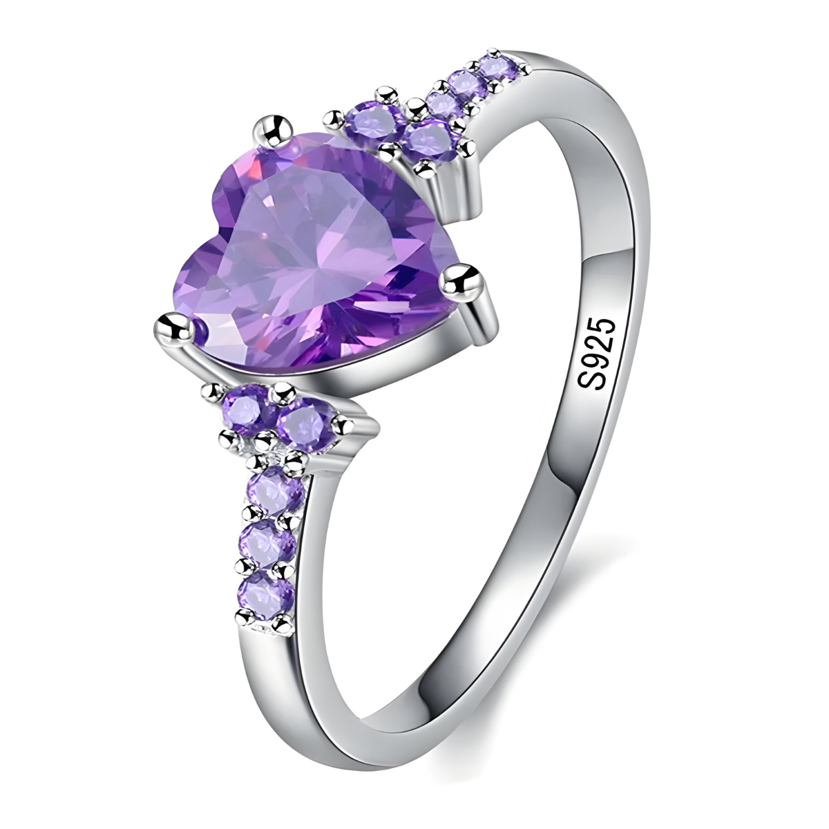 bague améthyste argent avec pierre en forme de cœur violet clair et petits cristaux ronds violets sertis sur un anneau fin