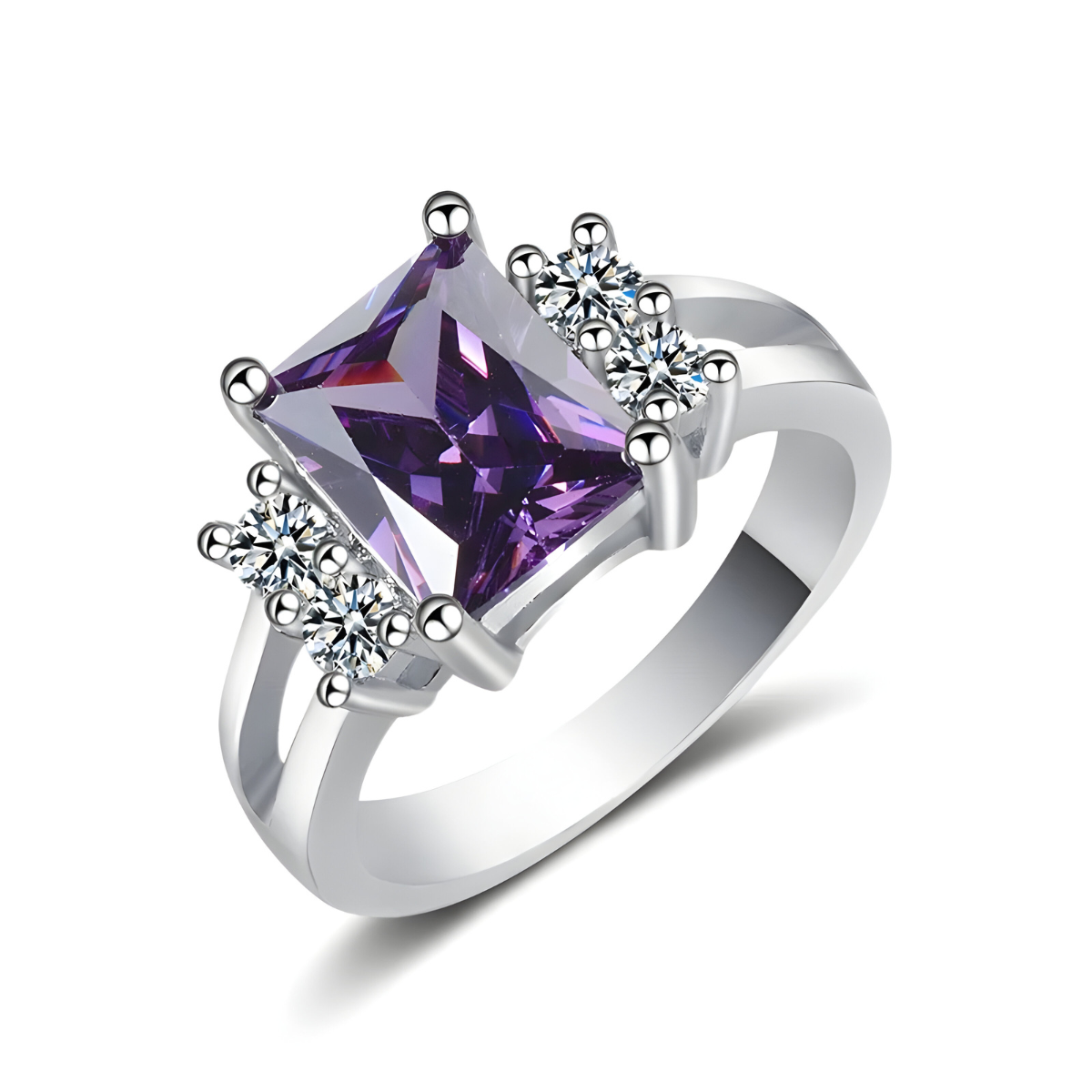 bague améthyste pierre violette avec une pierre carré facettée violette encadrée de petits oxydes blancs sur anneau argenté poli
