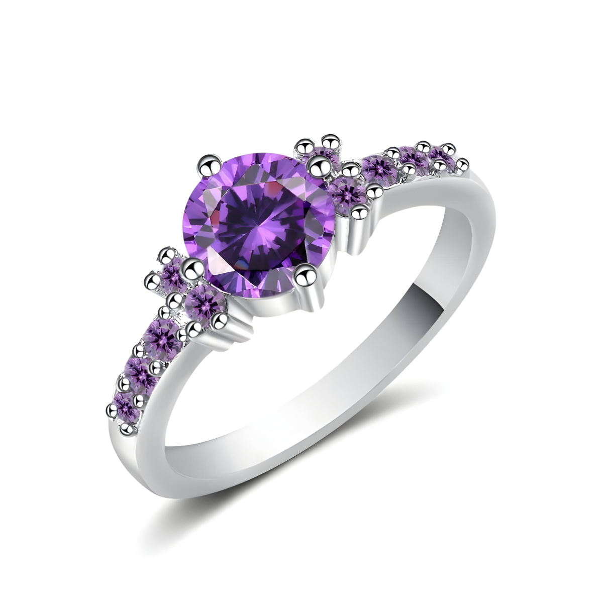 bague améthyste argent avec pierre ronde violette facettée sertie sur anneau décoré de petits cristaux lavande de chaque côté