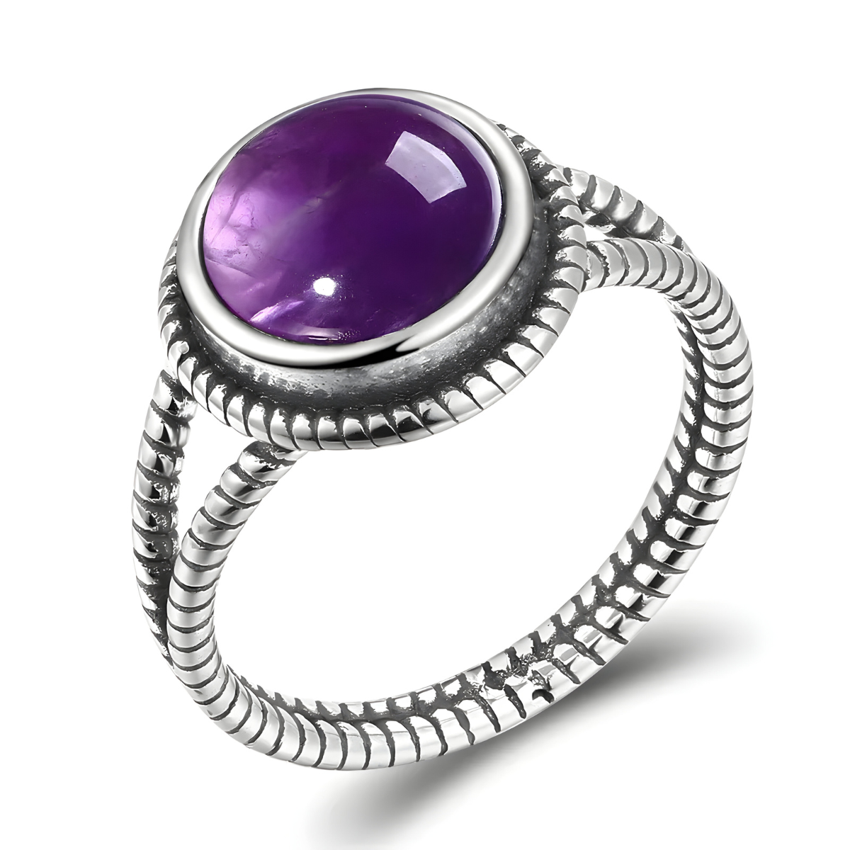 bague améthyste argent avec pierre ronde cabochon violette montée sur anneau en argent sculpté de rainures style vintage
