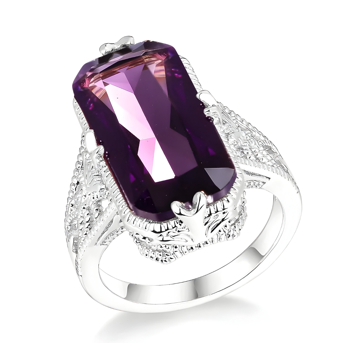 bague améthyste rectangulaire en argent avec longue pierre rectangulaire violette facettée sertie sur monture argentée finement ciselée