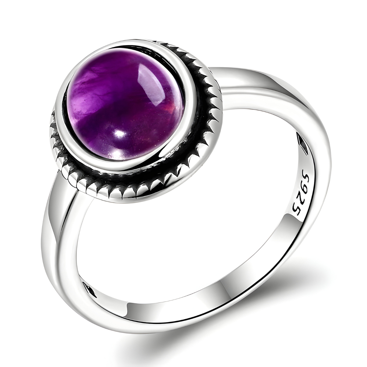 bague améthyste argent avec pierre ronde violette en cabochon montée sur anneau argenté décoré d’un contour dentelé
