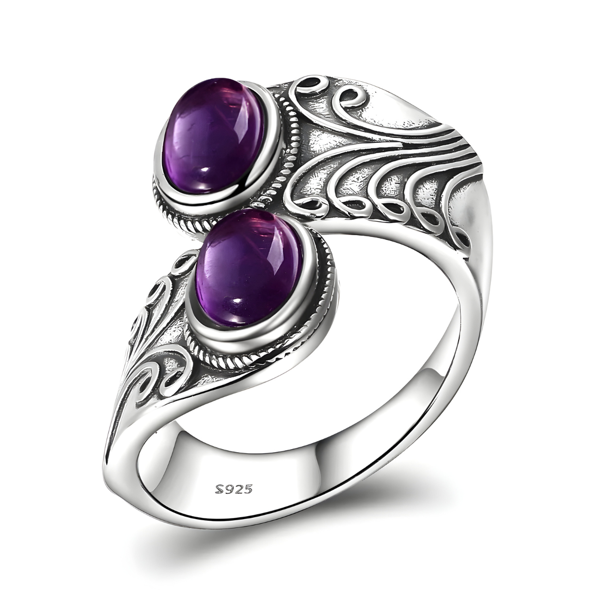 bague améthyste ancienne avec deux pierres ovales cabochon violettes sur monture argent ornée de motifs gravés style vintage