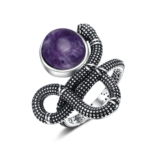 bague améthyste argent avec pierre ronde violette en cabochon montée sur anneau serpent noirci à motifs texturés entrelacés