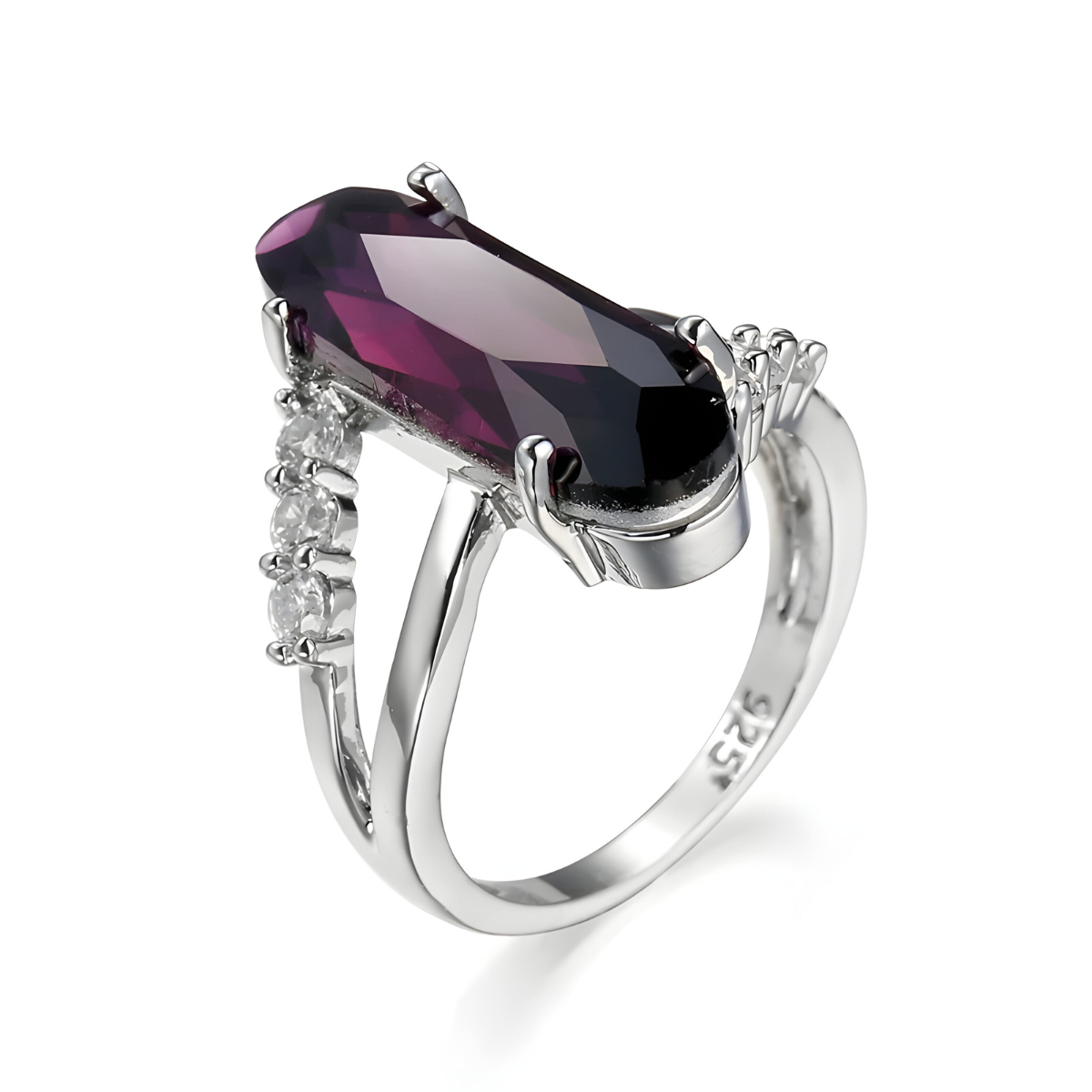 bague améthyste argent avec longue pierre ovale facettée violette montée en serti griffe sur anneau fin décoré d’oxydes blancs