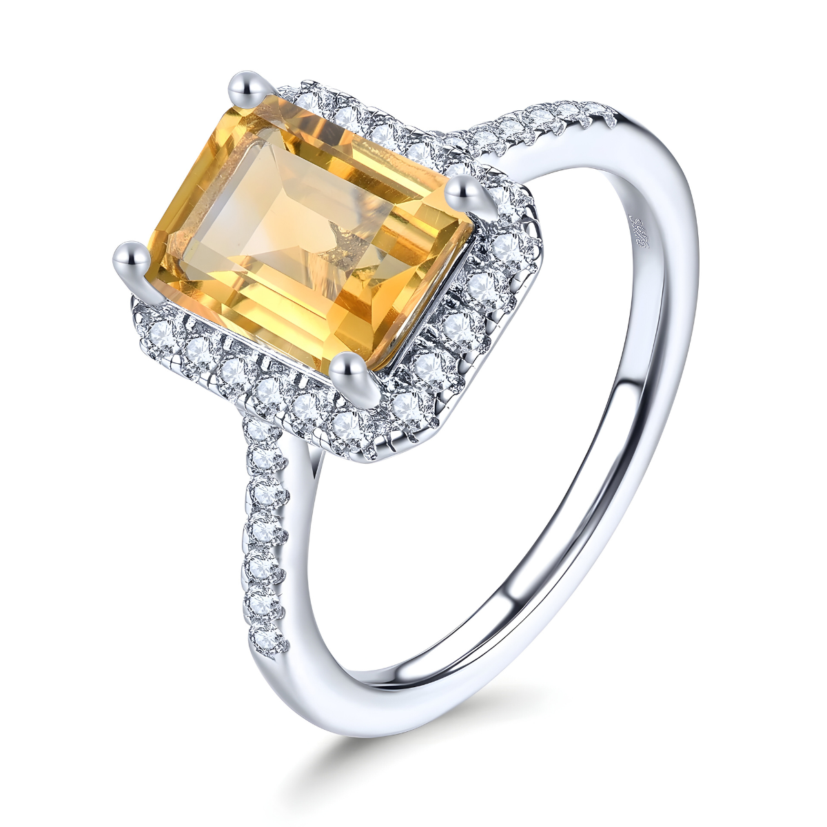 bague citrine diamant avec pierre rectangulaire facettée entourée d’oxydes blancs sertis sur monture fine en argent poli
