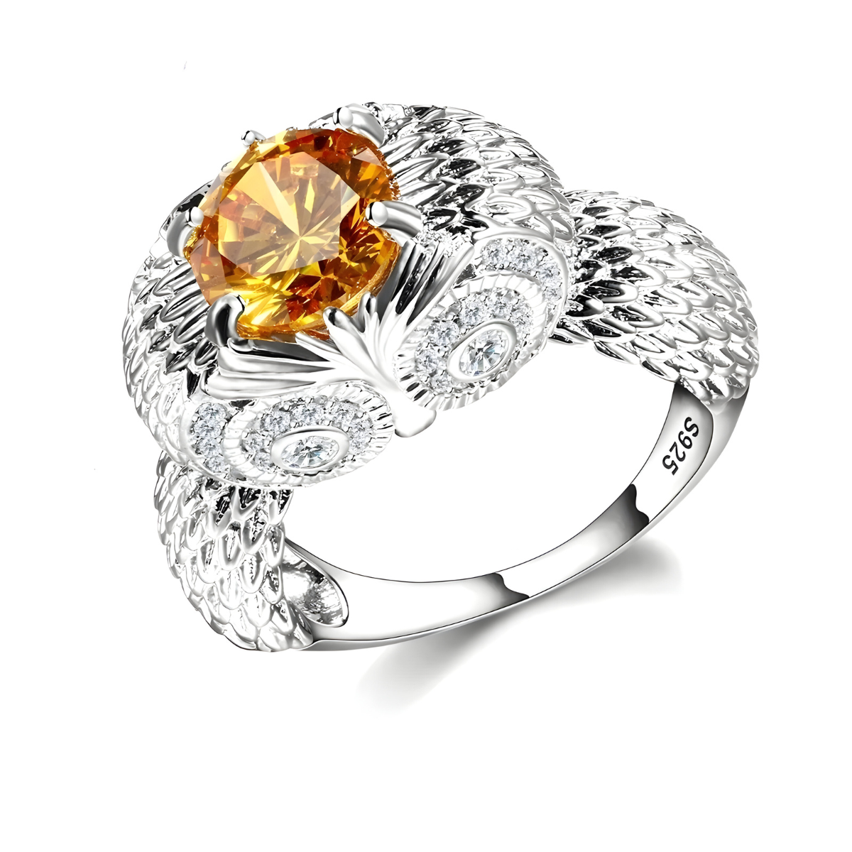 bague citrine moderne avec pierre ronde facettée sertie au centre d’une monture argentée en forme de hibou décorée d’oxydes blancs