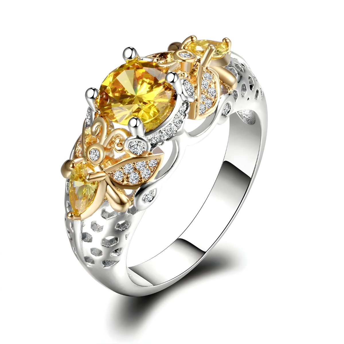 bague citrine ancienne avec pierre ronde centrale et décorations papillon dorées serties d’oxydes blancs sur monture ajourée