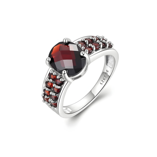 bague grenat argent avec pierre ovale grenat rouge facettée et pavage de petites pierres sur un anneau en argent 925