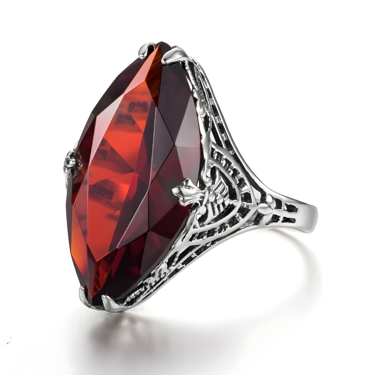 bague grenat marquise en argent avec monture ajourée