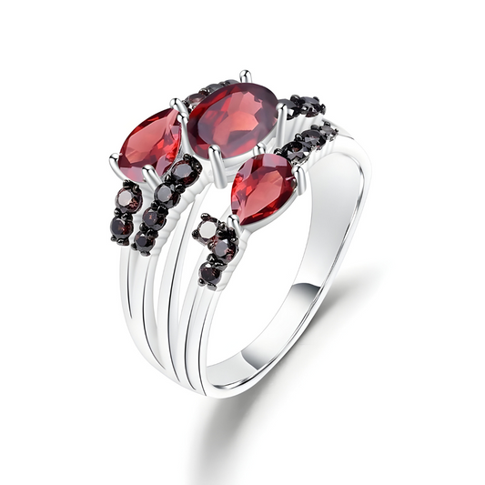 bague grenat argent sertie de trois grenats rouges de tailles variées avec des petits grenats noirs sur un anneau argenté triple