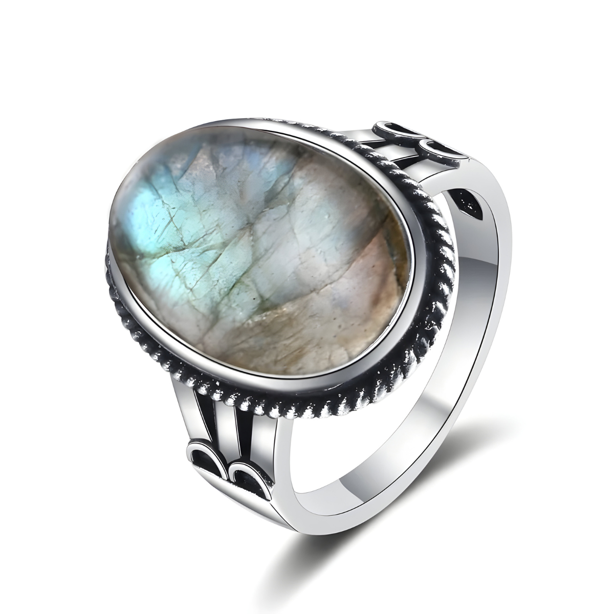 bague labradorite argent avec pierre ovale aux reflets irisés bleus et verts et anneau argenté finement gravé
