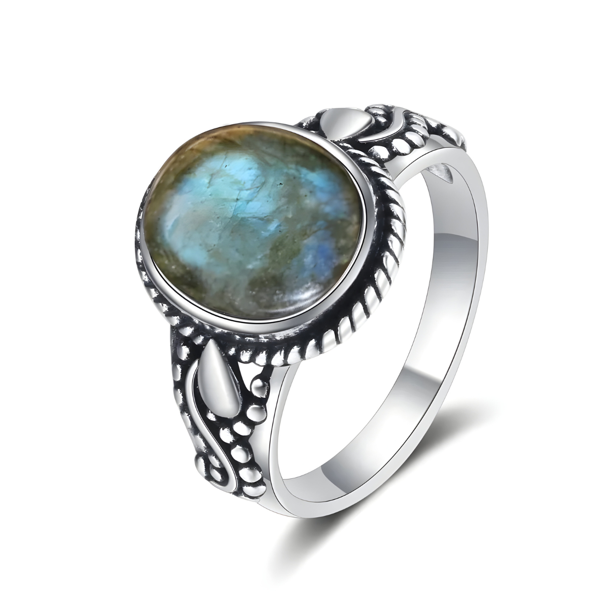 bague labradorite verte en argent avec pierre ronde irisée et anneau orné de motifs en relief