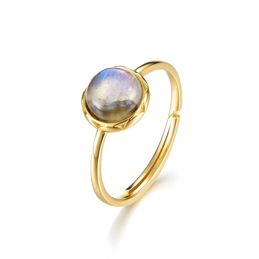 bague labradorite or avec pierre ronde iridescente sertie sur monture dorée fine et délicate