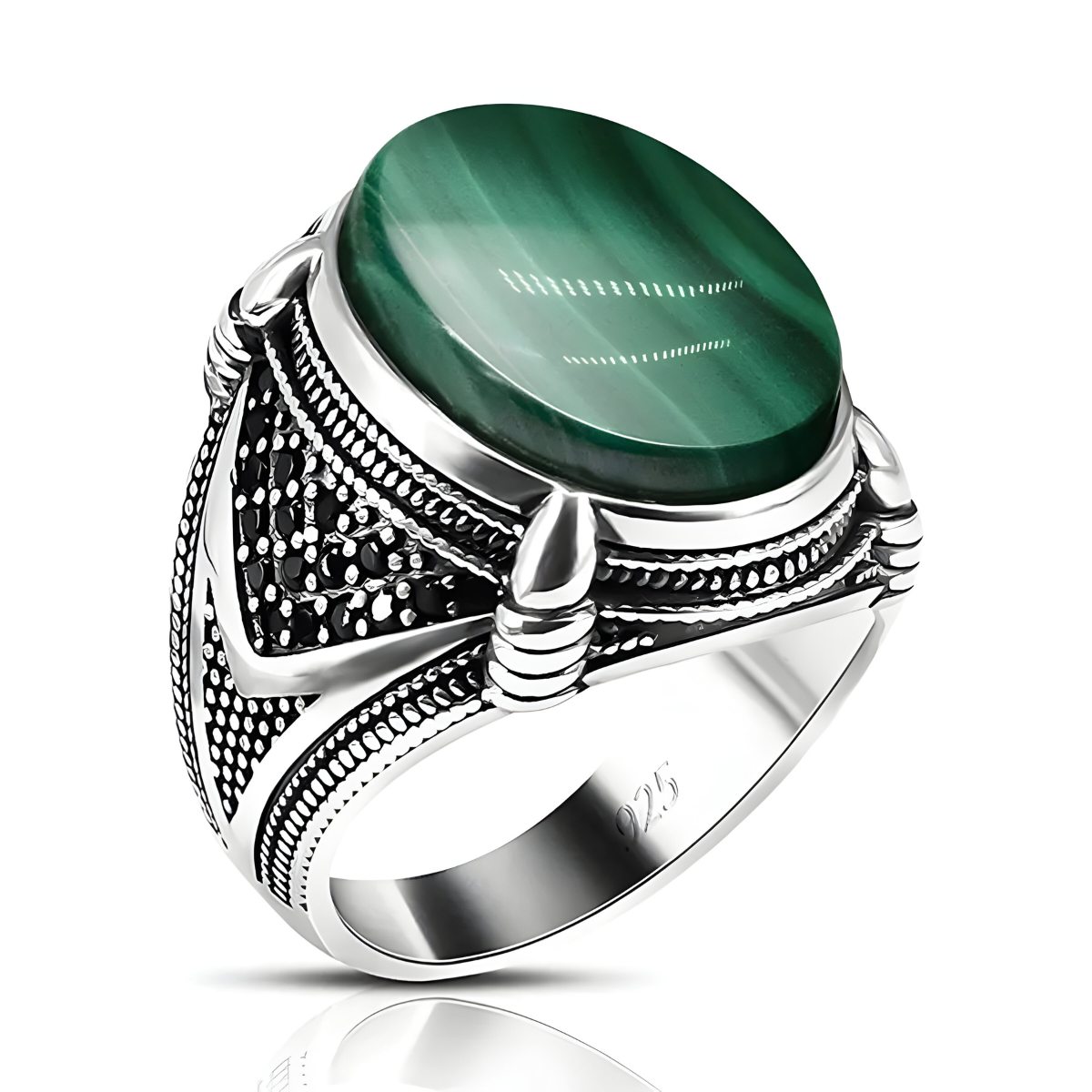 bague malachite ovale montée sur anneau en argent orné de motifs sculptés noirs et d’arêtes perlées