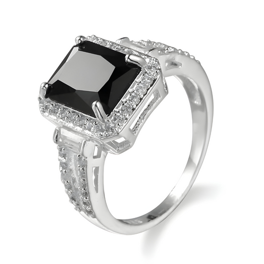 bague obsidienne avec pierre noire carrée facettée entourée de petits oxydes sur monture argentée ajourée décorée sur l’anneau