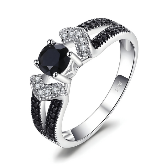 bague obsidienne avec pierre noire ronde sertie de griffes sur monture argentée décorée de petits oxydes noirs et blancs en motif géométrique