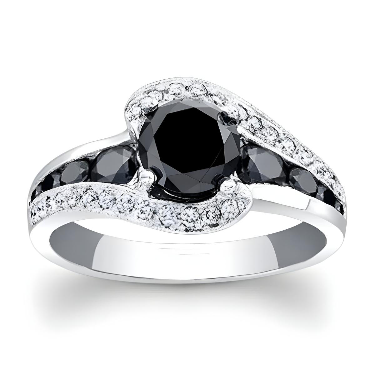 bague obsidienne avec pierre noire ronde facettée sertie entre deux rangées de petits oxydes blancs et noirs sur monture argentée