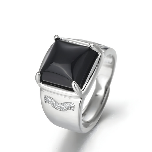 bague obsidienne avec grande pierre noire carrée bombée sertie sur monture argentée ornée d’un motif ondulé pavé de petits oxydes blancs
