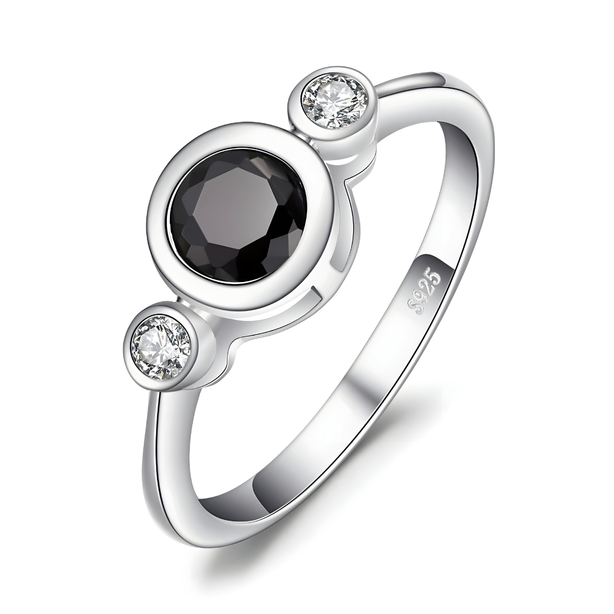 bague obsidienne avec pierre noire ronde facettée au centre encadrée de deux pierres blanches rondes sur monture argentée lisse