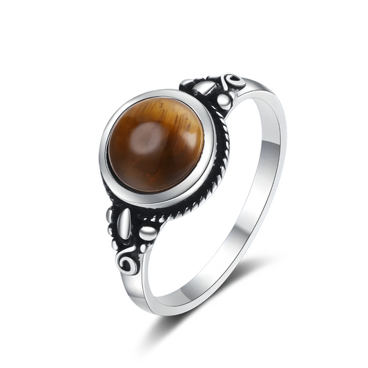 Bague oeil de tigre en argent avec pierre ronde marron en cabochon sertie au centre d’un anneau fin décoré de motifs en relief noirs