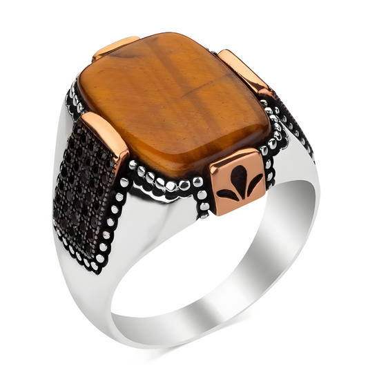 Bague oeil de tigre en argent avec pierre rectangulaire marron doré sertie dans un anneau décoré de détails noirs et dorés gravés en relief