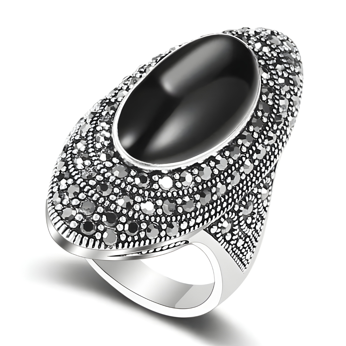 bague onyx avec pierre ovale noire lisse sertie au centre d’une monture argentée décorée de motifs pavés de petits oxydes