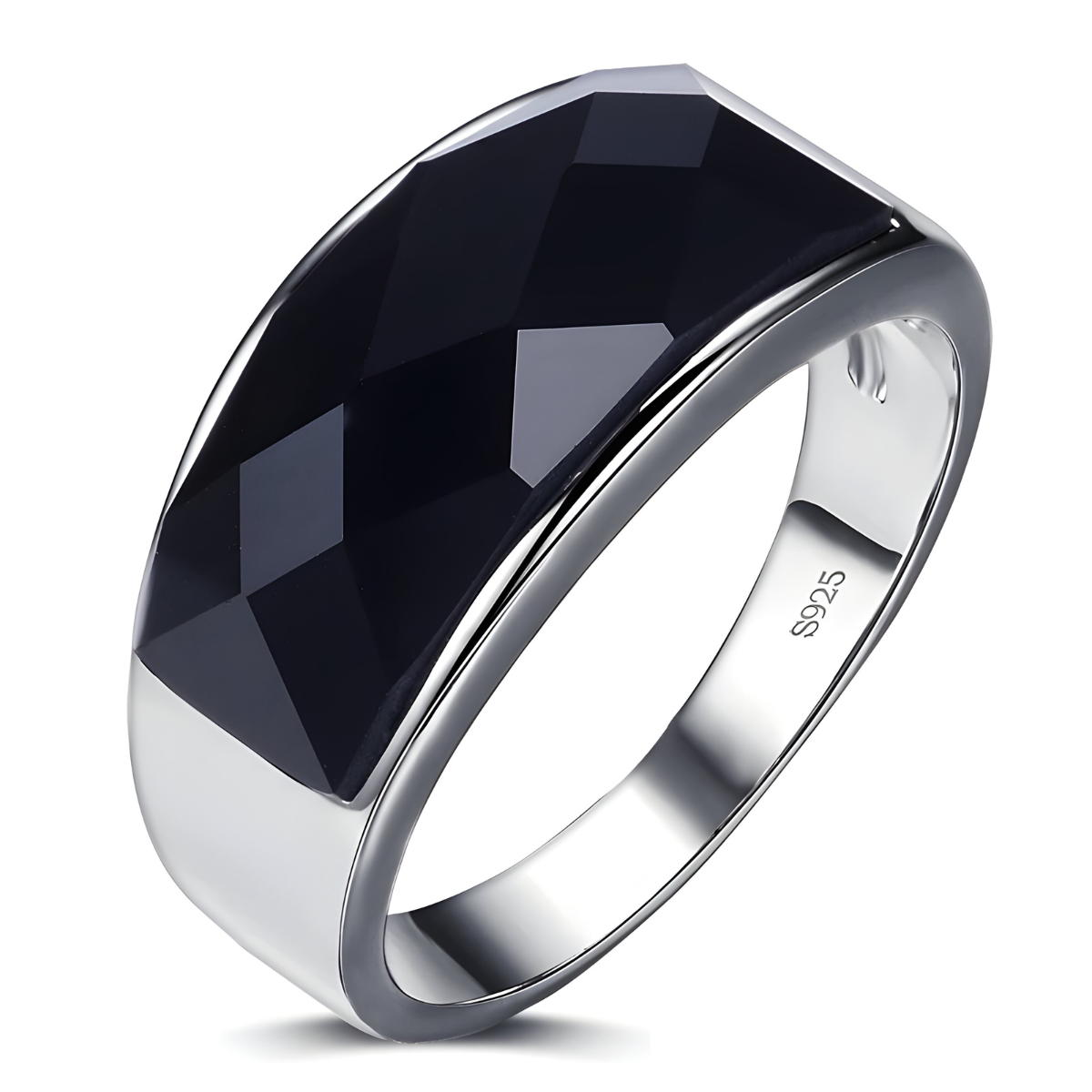 bague onyx argent 925 avec pierre noire rectangulaire facettée sertie en largeur sur monture lisse en argent