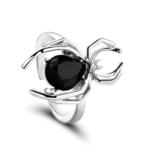 bague onyx avec pierre noire facettée montée en forme d’araignée sur monture argentée aux pattes détaillées