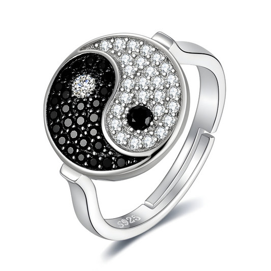 bague onyx avec symbole yin yang pavé de pierres noires et blanches sur monture argentée réglable