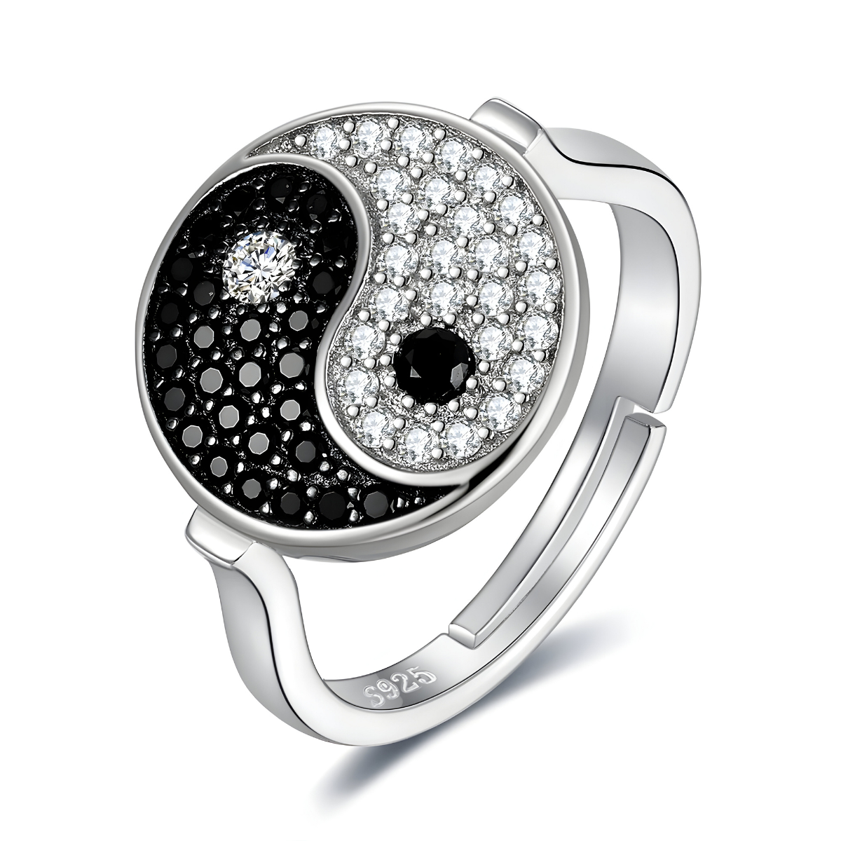 bague onyx avec symbole yin yang pavé de pierres noires et blanches sur monture argentée réglable