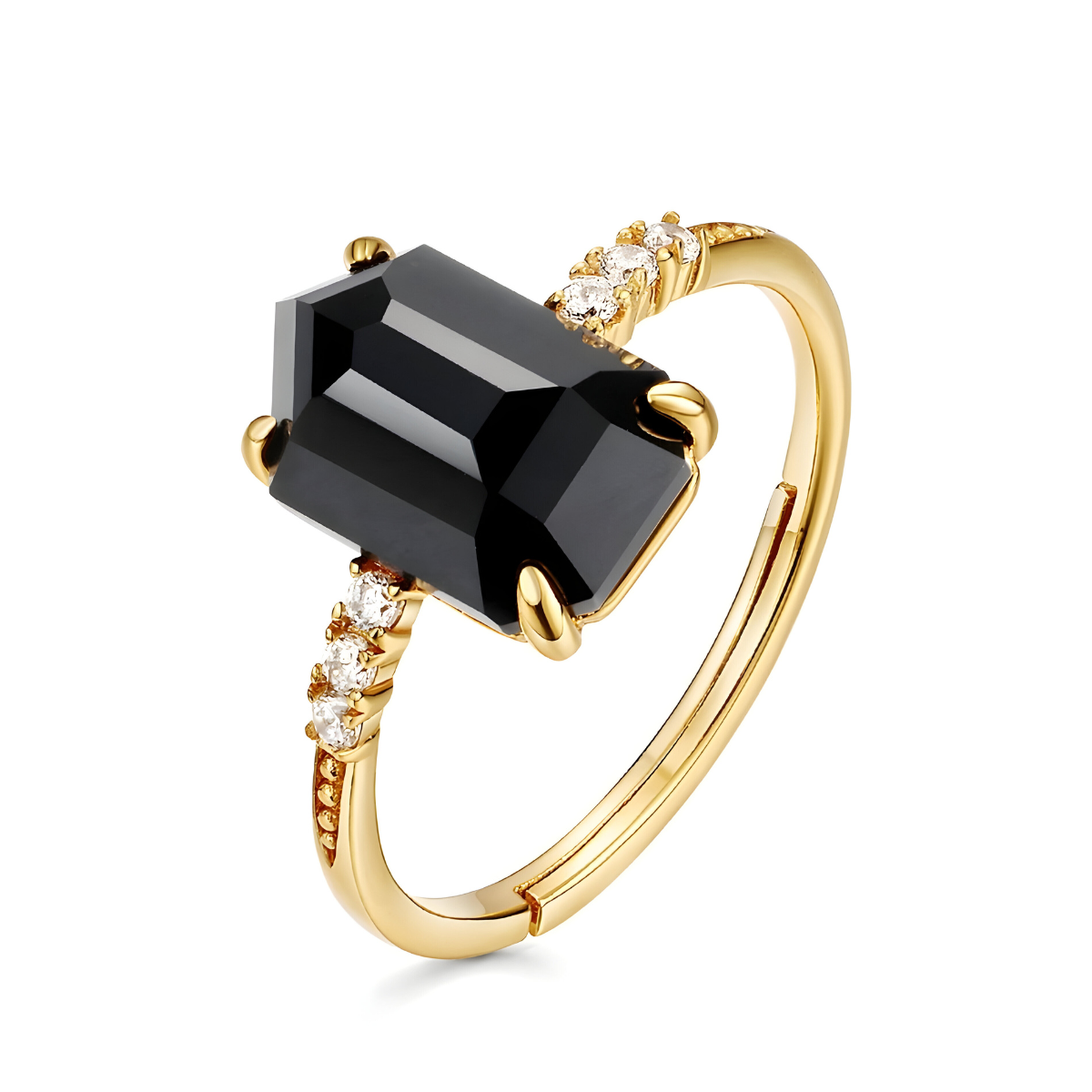 bague onyx avec pierre noire rectangulaire facettée sertie de griffes sur monture dorée décorée de petits oxydes sur les côtés