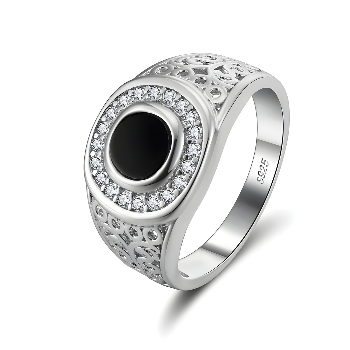 bague onyx sertie d’une pierre noire ronde centrale entourée de petits oxydes sur monture argentée gravée