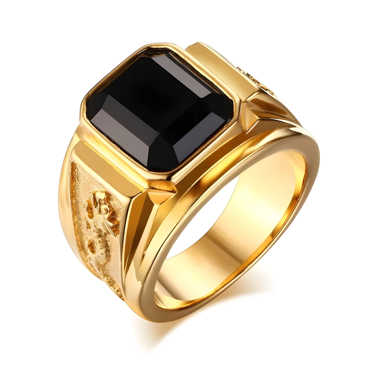 bague onyx avec pierre noire rectangulaire facettée sertie sur monture dorée massive décorée d’une tête de lion en relief sur le côté