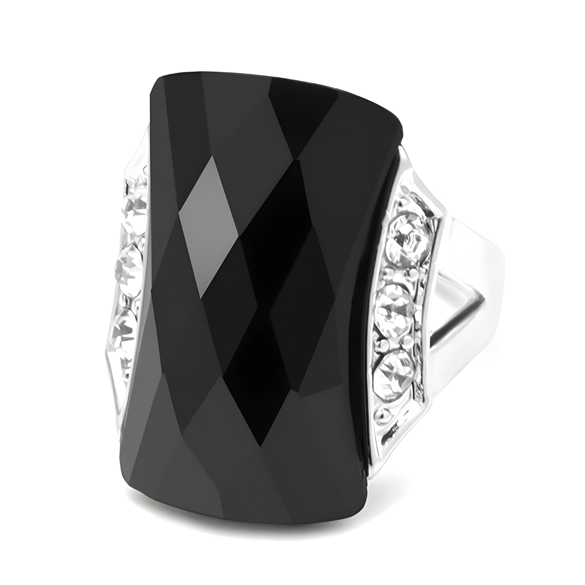 bague onyx avec grande pierre noire facettée de forme incurvée sertie entre deux rangées de petits oxydes sur monture argentée