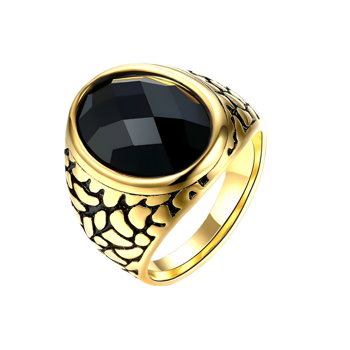 bague onyx avec pierre noire ovale facettée sertie sur monture dorée décorée de motifs noirs en relief sur les côtés