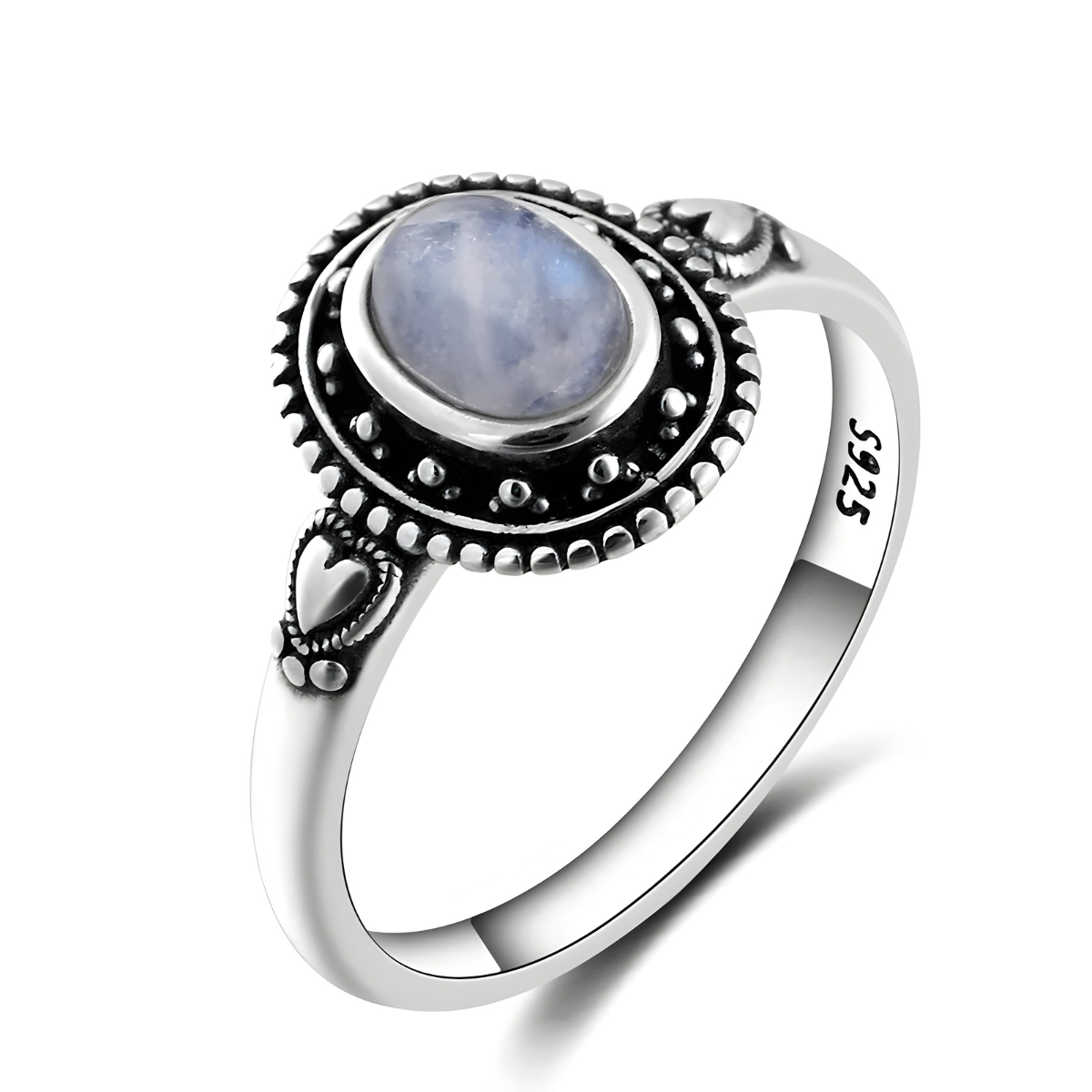 Bague pierre de lune twilight en argent 925 avec pierre ovale bleu pâle montée sur un anneau fin décoré de cœurs et de motifs perlés