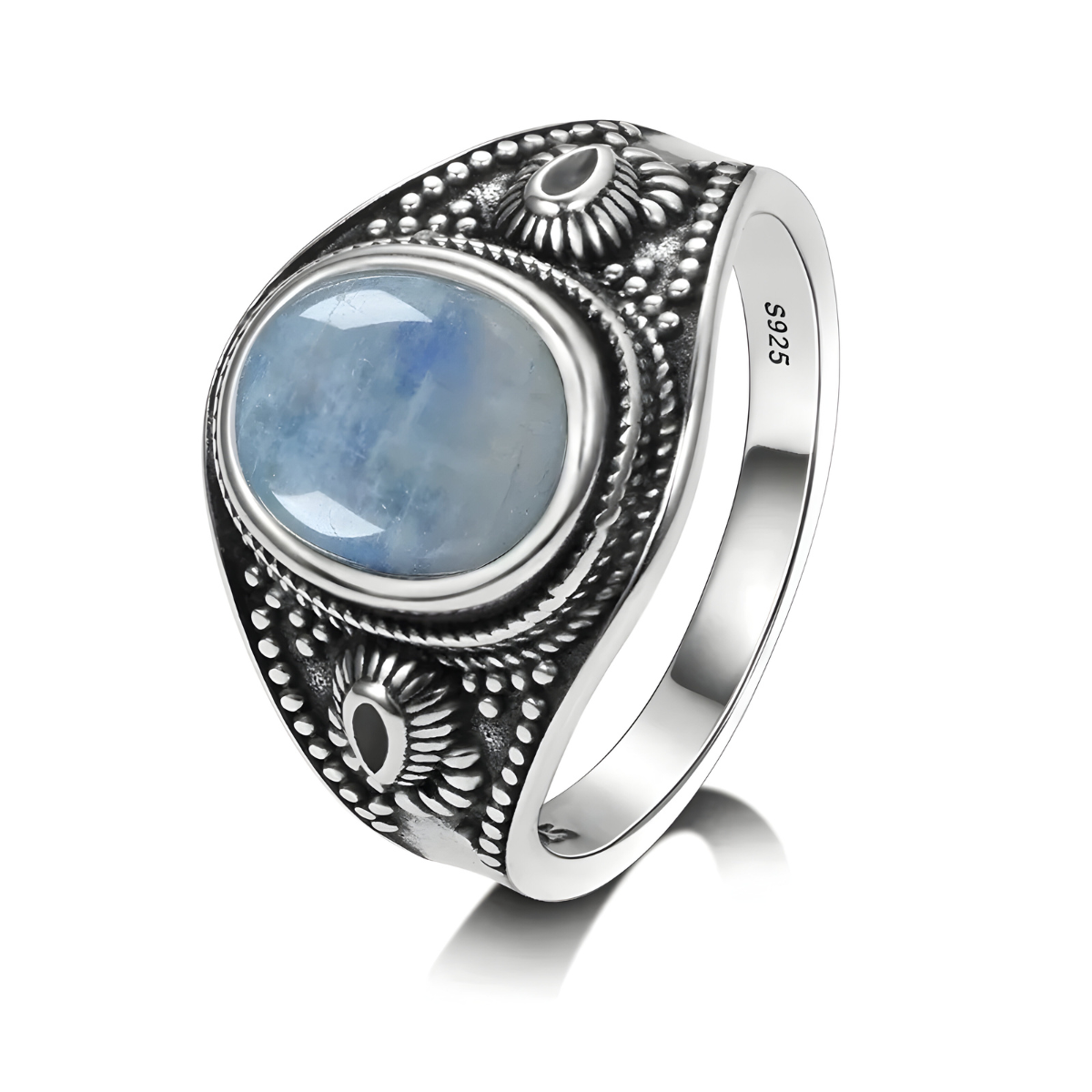 Bague pierre de lune vintage ovale cabochon montée sur anneau argenté décoré de motifs gravés et perlés en relief