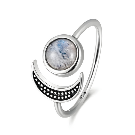 Bague pierre de lune pomellato ronde montée sur anneau argenté ouvert avec demi-lune noire décorée de points en relief