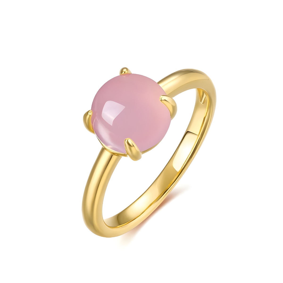 Une Bague Quartz Rose Or en or jaune, ornée d’une pierre rose ronde polie et sertie de quatre griffes