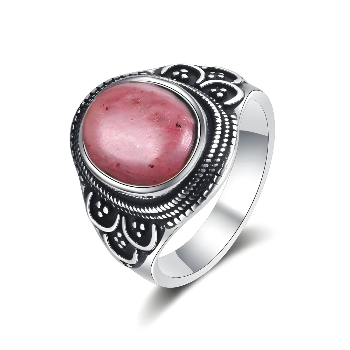 Bague rhodochrosite ovale rose montée sur anneau argenté large avec motifs gravés en relief autour de la pierre