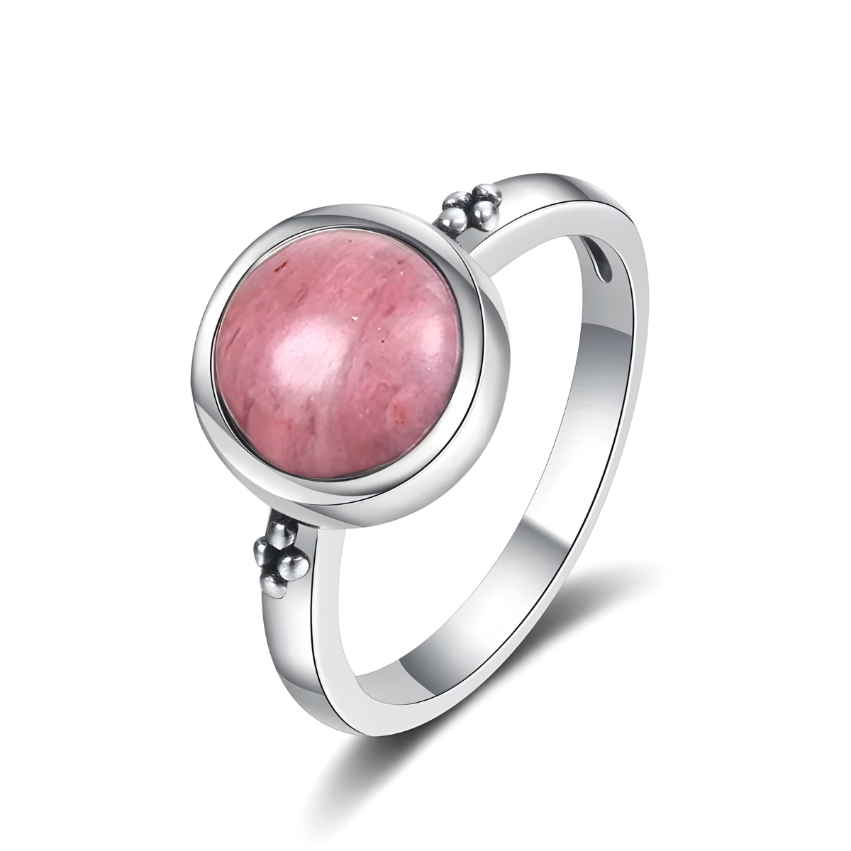 Bague rhodochrosite ronde rose sertie sur anneau argenté avec deux petits détails perlés de chaque côté de la monture