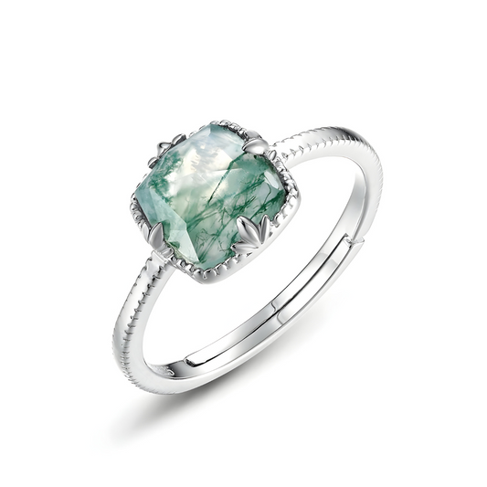 Bague tourmaline verte rectangulaire sertie sur anneau argenté texturé avec griffes en forme de feuille