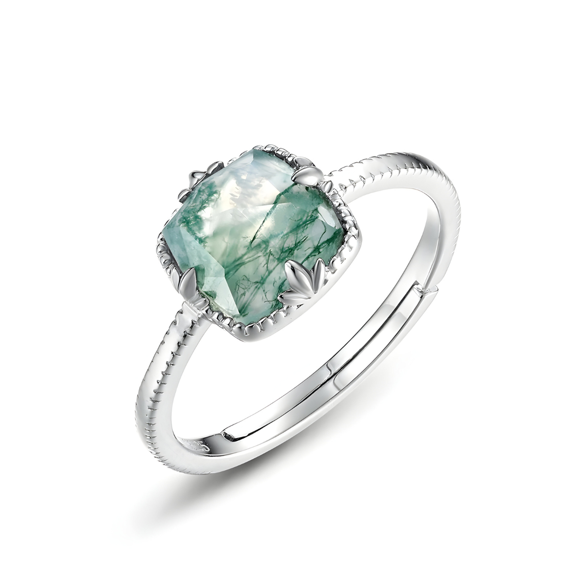 Bague tourmaline verte rectangulaire sertie sur anneau argenté texturé avec griffes en forme de feuille