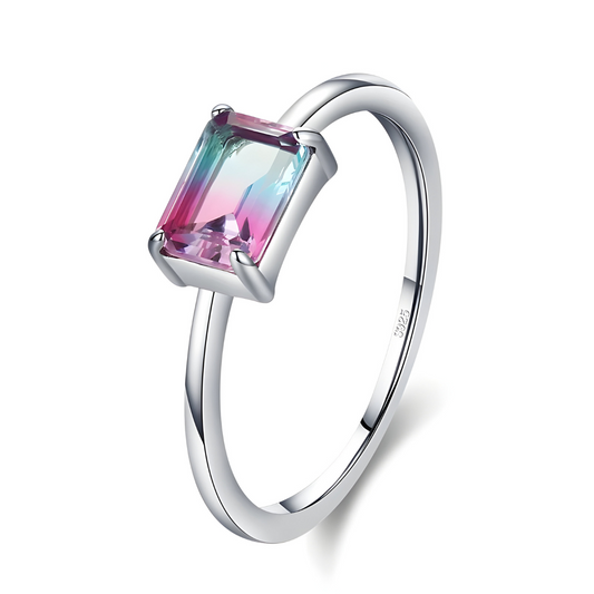 Bague tourmaline rectangulaire bicolore rose et bleu sertie sur un anneau fin en argent 925 avec quatre griffes