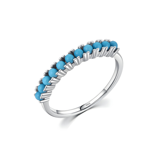 Bague turquoise ethnique en argent 925 ornée de petites perles bleu turquoise alignées en demi-cercle sur un anneau fin à griffes régulières